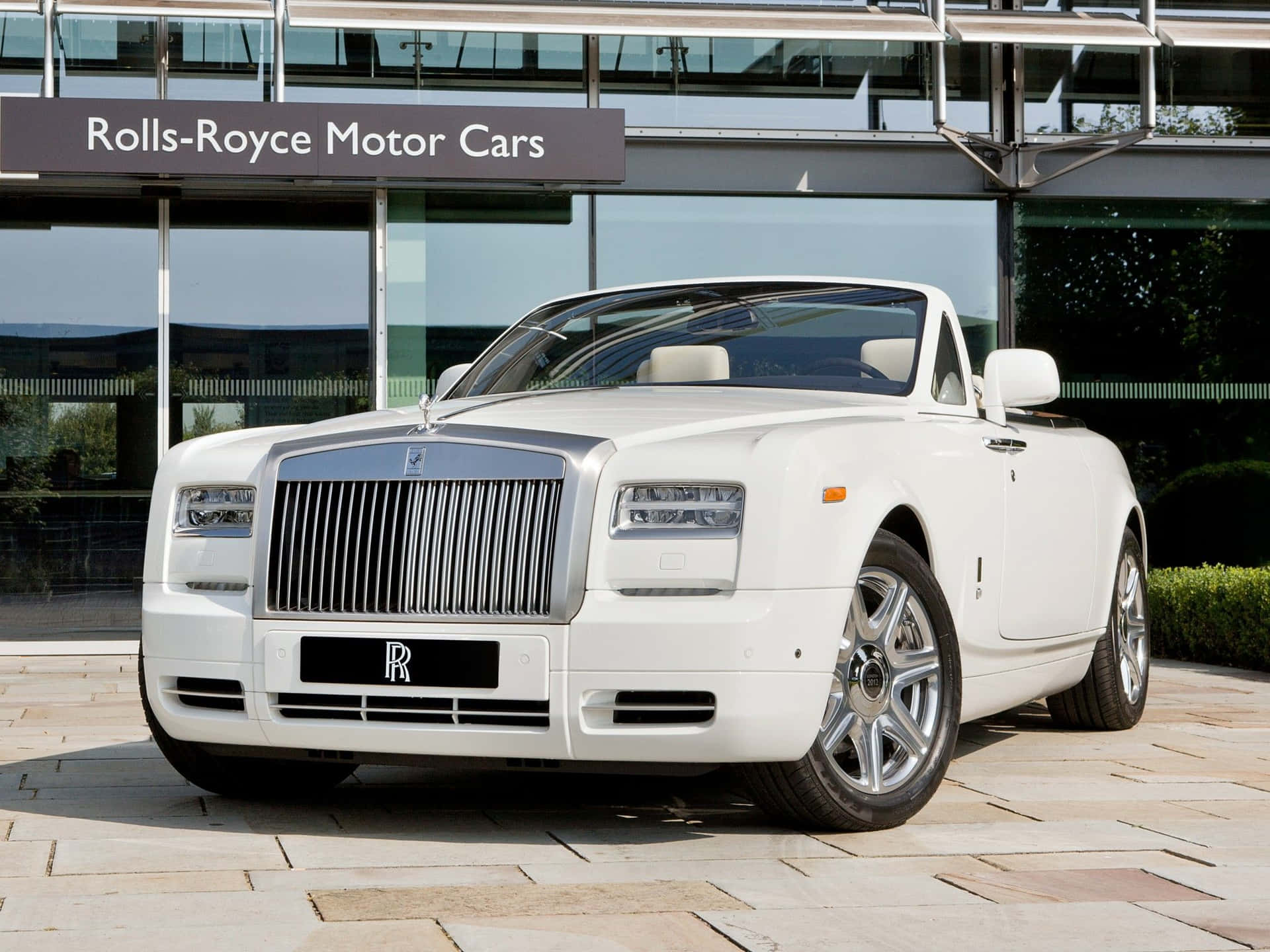 Caption: Elegant Luxurious Craftsmanship - Rolls Royce Phantom Drophead Coupe Wallpaper