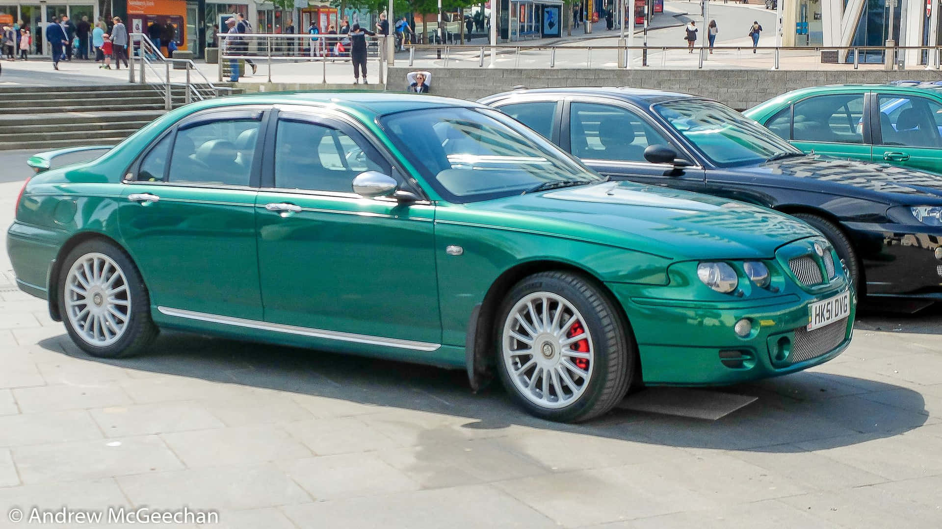 Bildetekst: Elegant Mg Zt Cruise-sedan I Bevegelse Bakgrunnsbildet