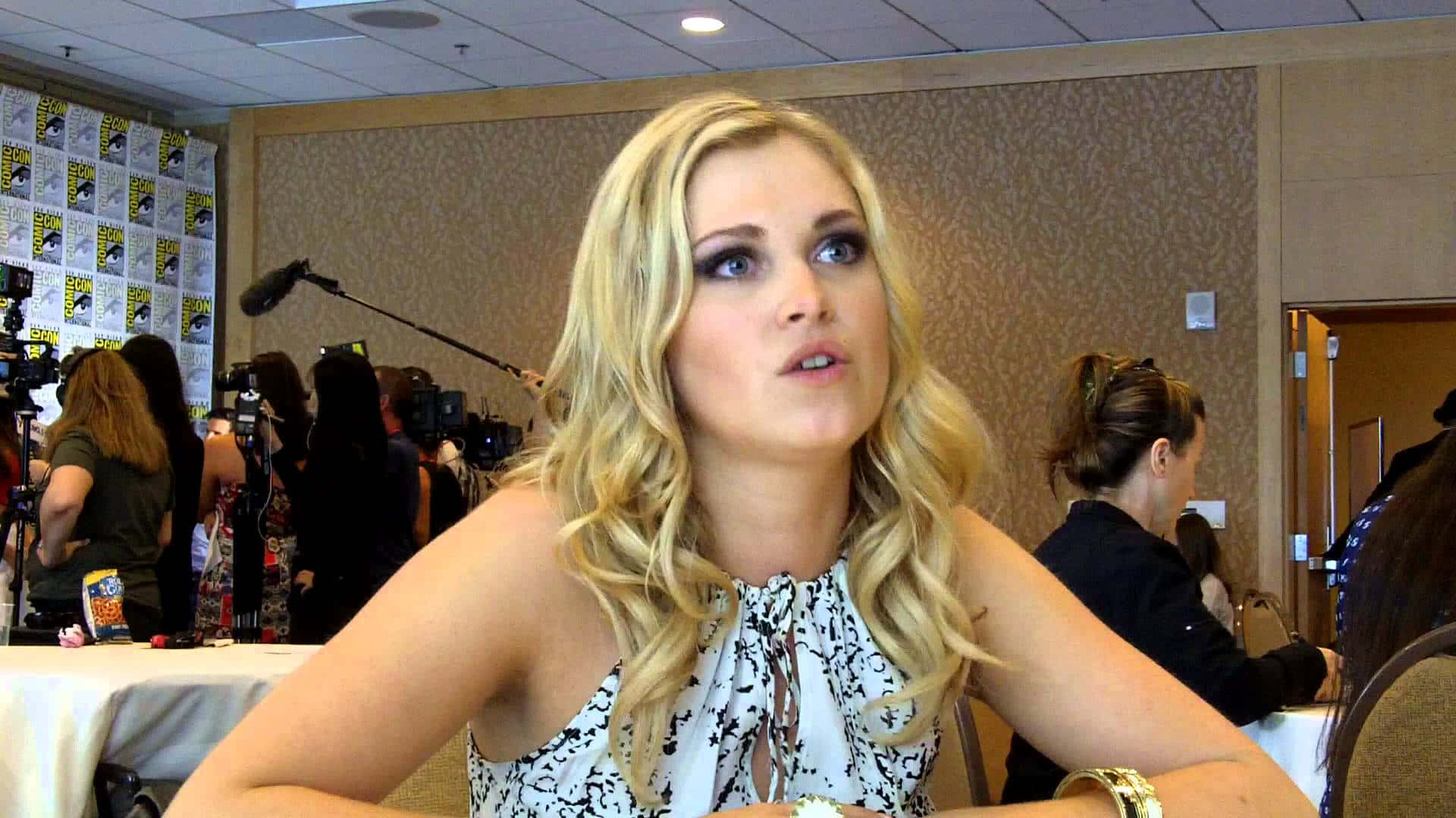 Bijschrift: Eliza Taylor Straalt In Haar Elegante Ensemble. Achtergrond