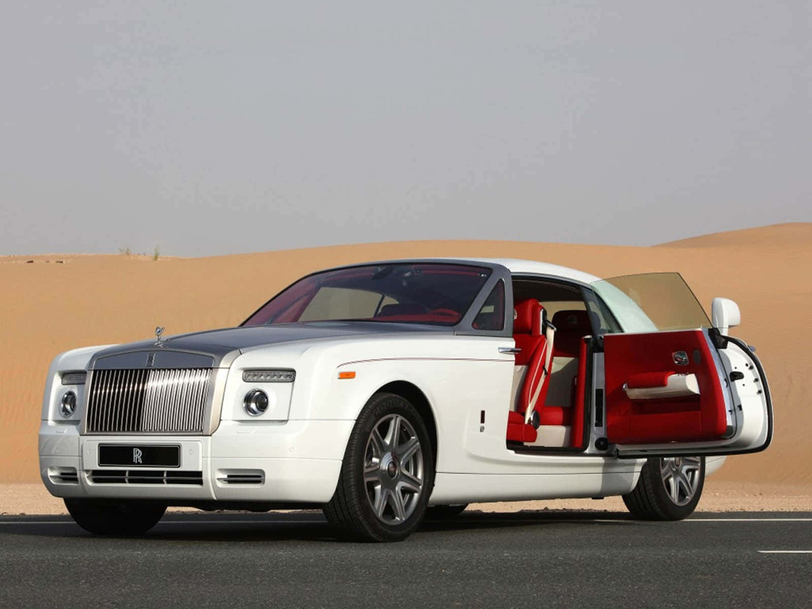Caption: "finest Luxury - Rolls Royce Phantom" Wallpaper