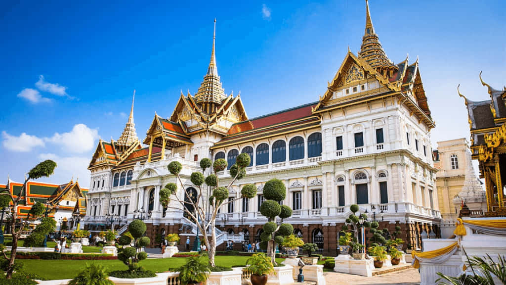 Caption: "grandeur Unveiled: The Majestic Grand Palace Of Bangkok" Wallpaper