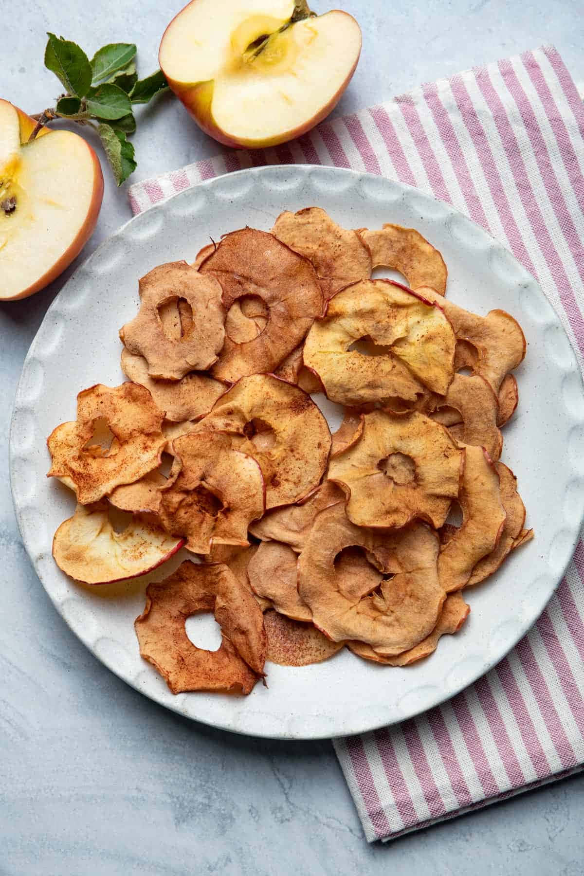 Bijschrift: Gezonde Appel Snacks Op Een Marmer Keukenblad Achtergrond