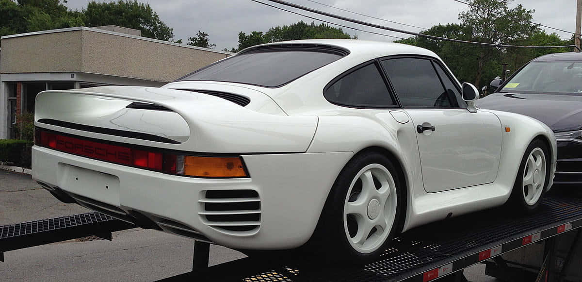 Bildetekst: Ikoniske Porsche 959 Som Kjører På Motorveien Bakgrunnsbildet