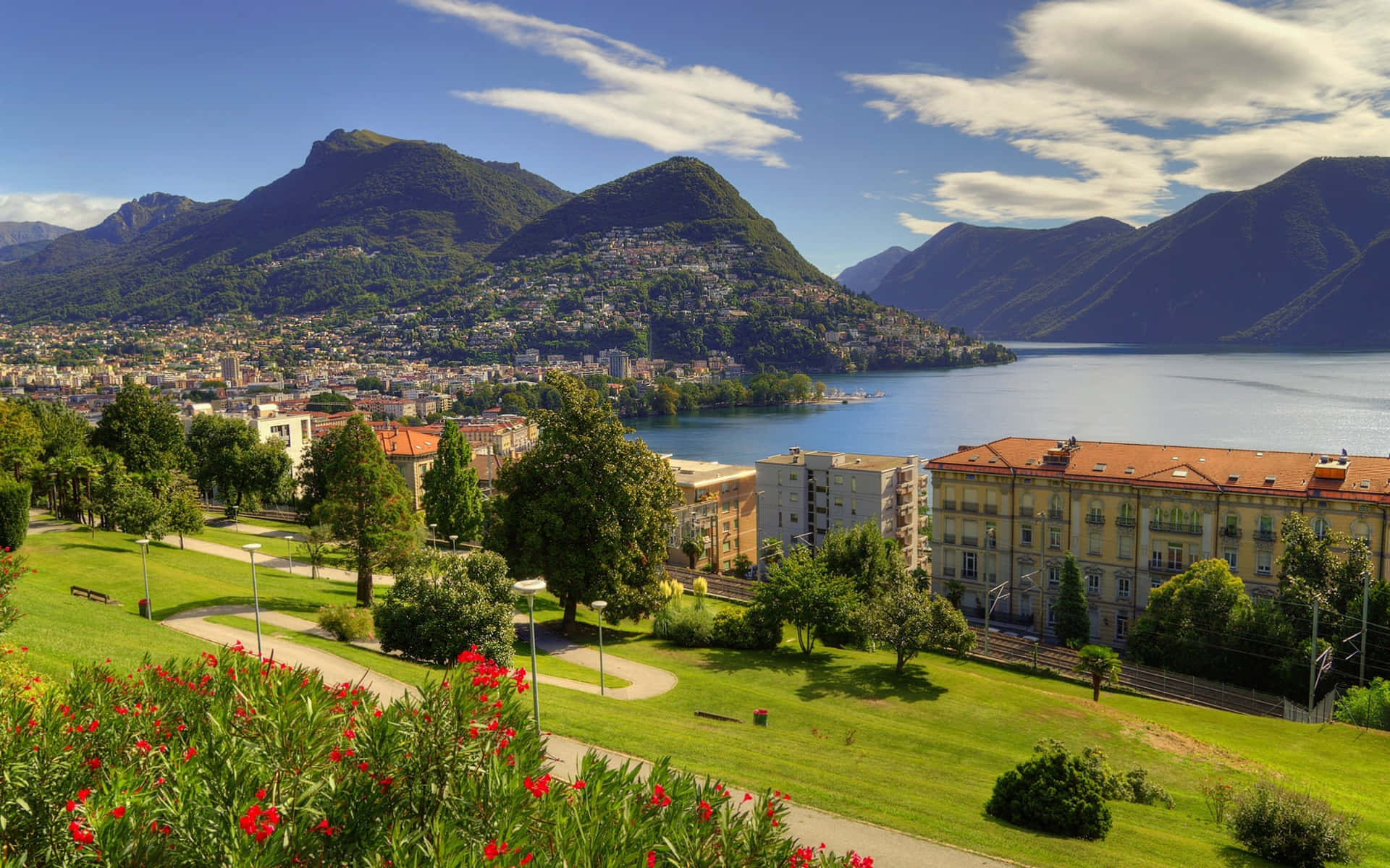 Pemandangan Idilis Danau Lugano Di Bawah Langit Dramatis Wallpaper