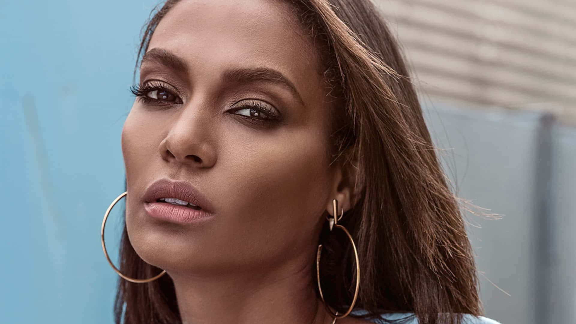 Bildetekst: Joan Smalls Strålende I Rødt Bakgrunnsbildet