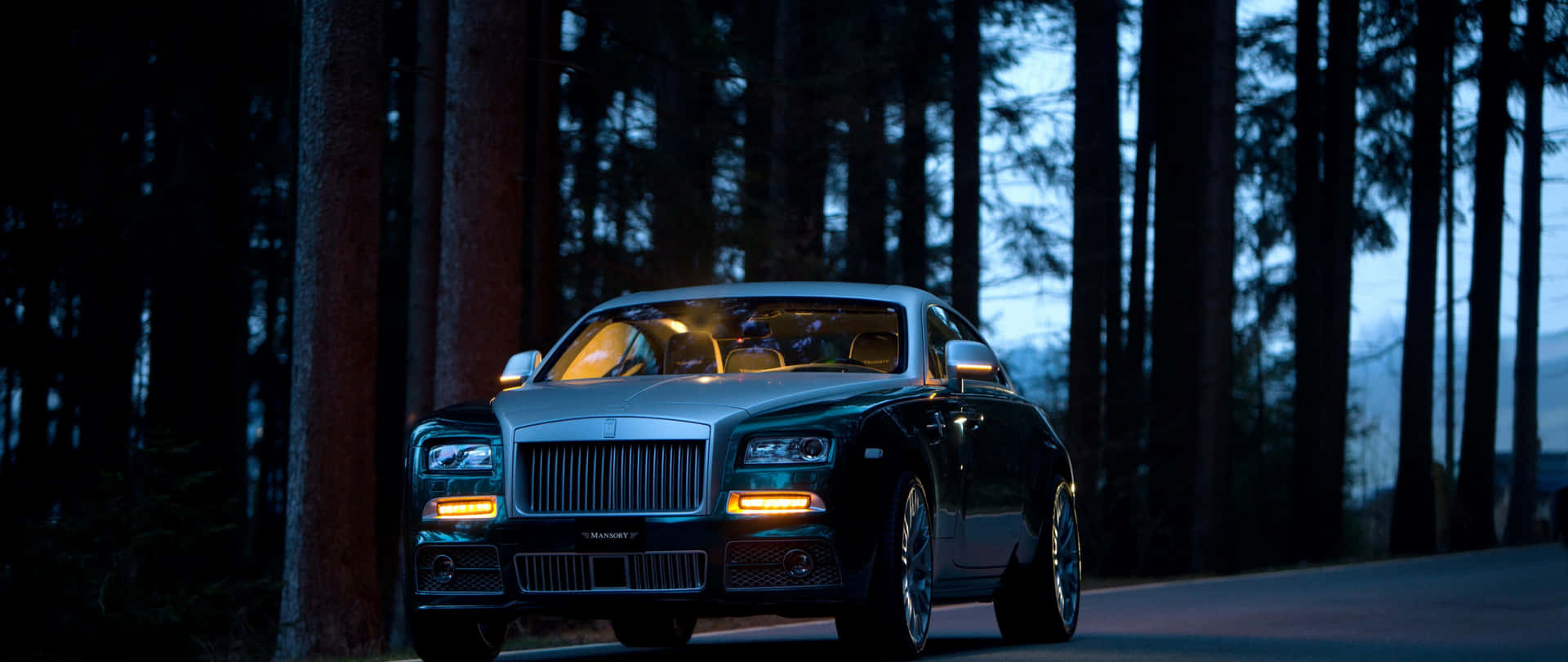 Caption: Luxurious Rolls Royce Emblem On A Classic Model