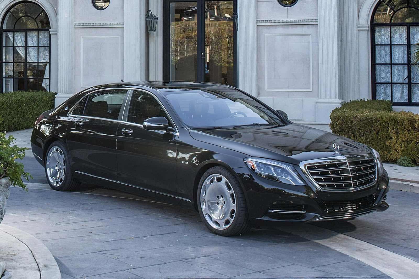 Bijschrift: Luxe Ontmoet Prestaties - De Magnifieke Maybach S600 Achtergrond