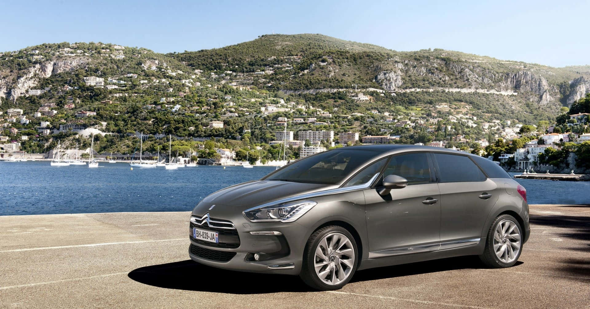 Caption: Luxury Redefined, The Elegant Citroen Ds5 Wallpaper