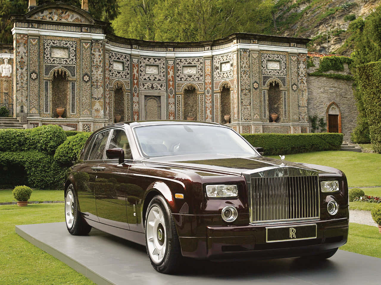 Caption: Luxury Redefined - The Rolls Royce Phantom Wallpaper