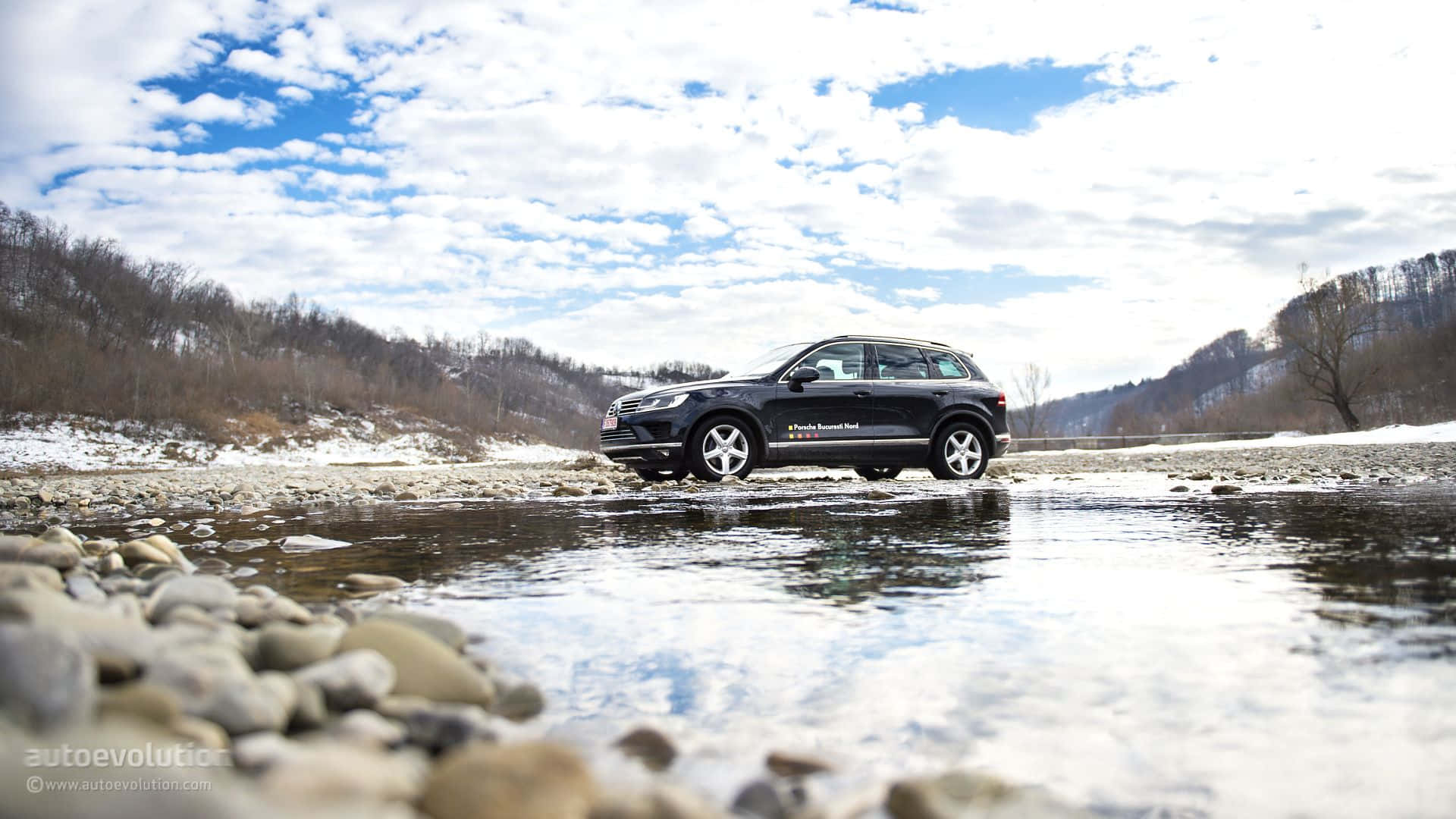 Bijschrift: Majestueuze Volkswagen Touareg Op De Weg Achtergrond