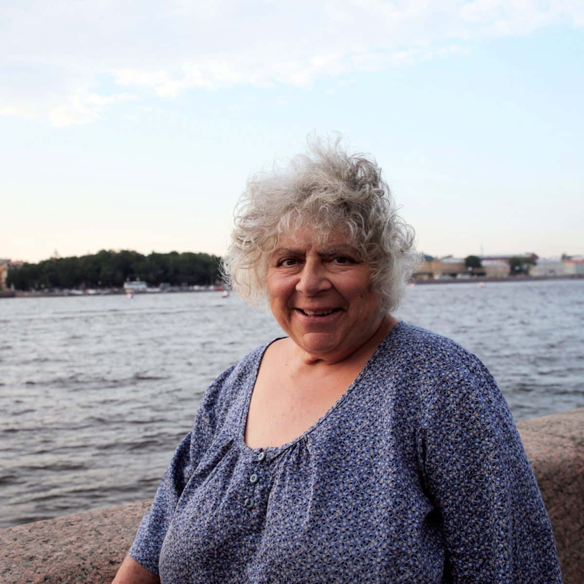 Caption: Miriam Margolyes During An Interview Session Wallpaper