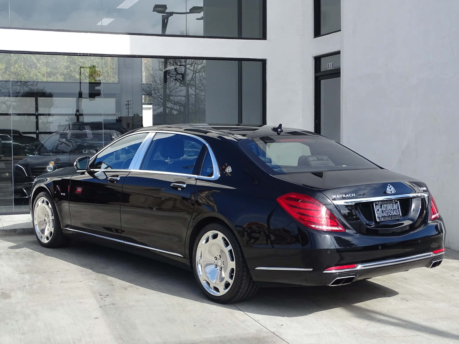 Bijschrift: Weelde Op Wielen - De Maybach S600. Achtergrond