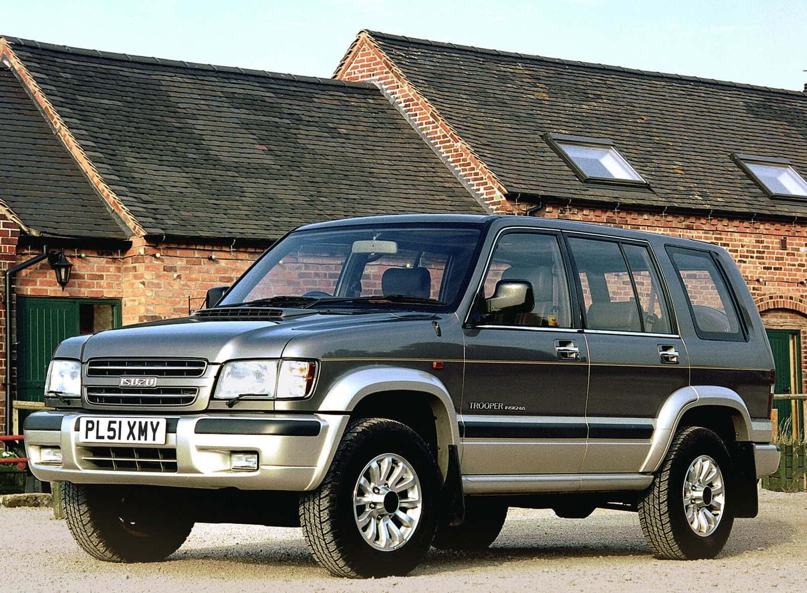 Pristine Isuzu Trooper Erobrer Skogsstien. Bakgrunnsbildet