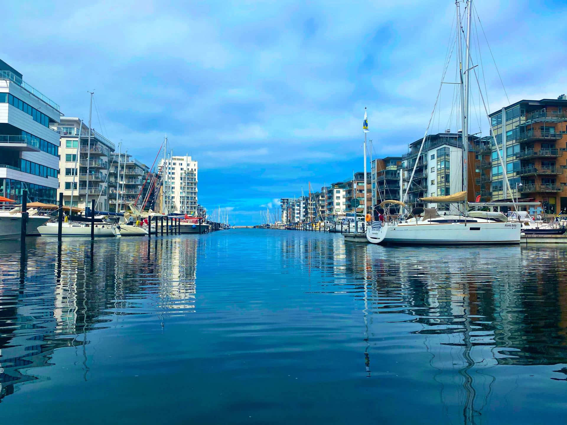 Bijschrift: Schilderachtig Panorama Van De Malmö Skyline Tijdens Zonsondergang Achtergrond