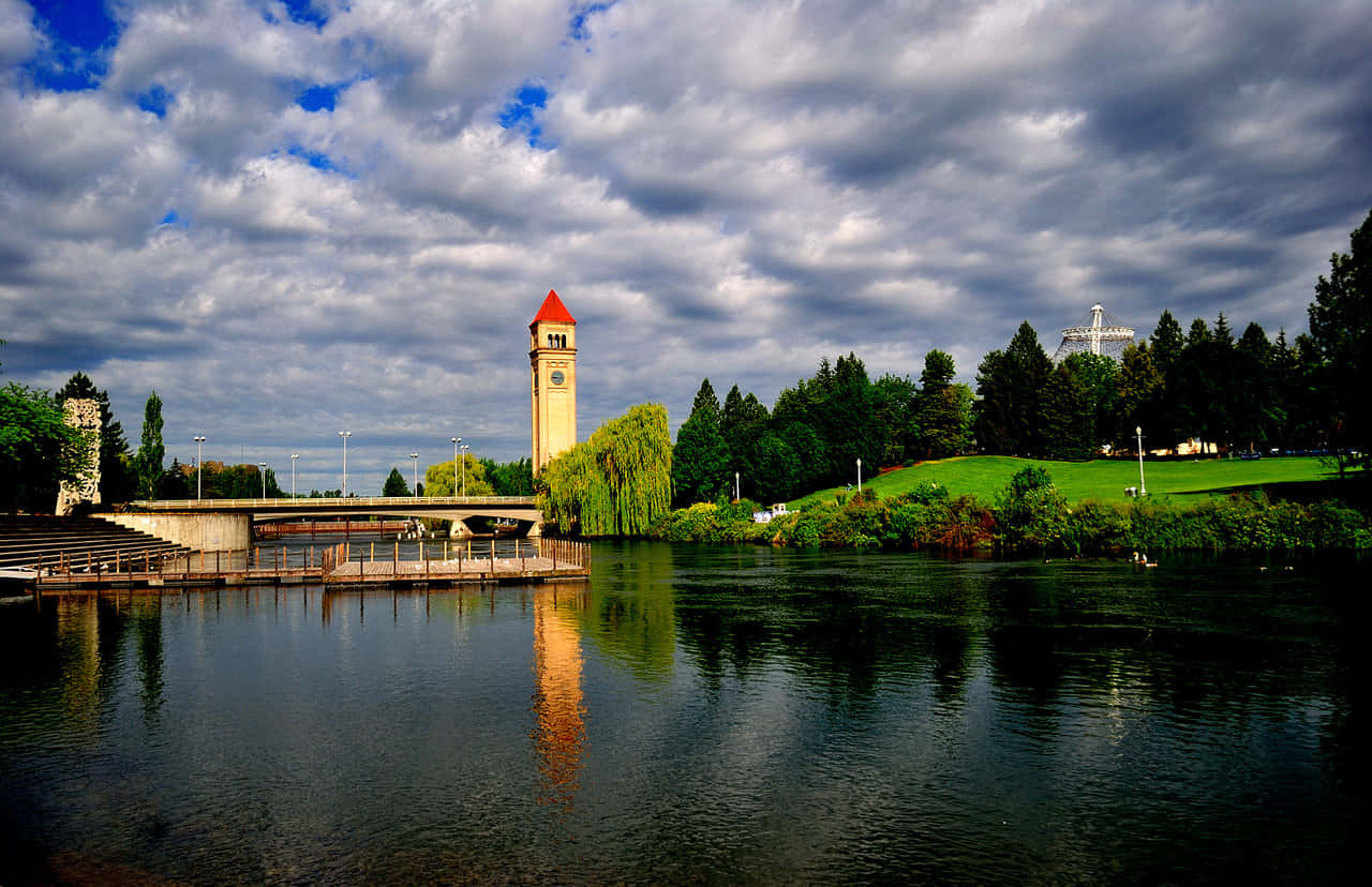 Bijschrift: Schilderachtig Uitzicht Op De Spokane-rivier Te Midden Van Weelderig Groen. Achtergrond