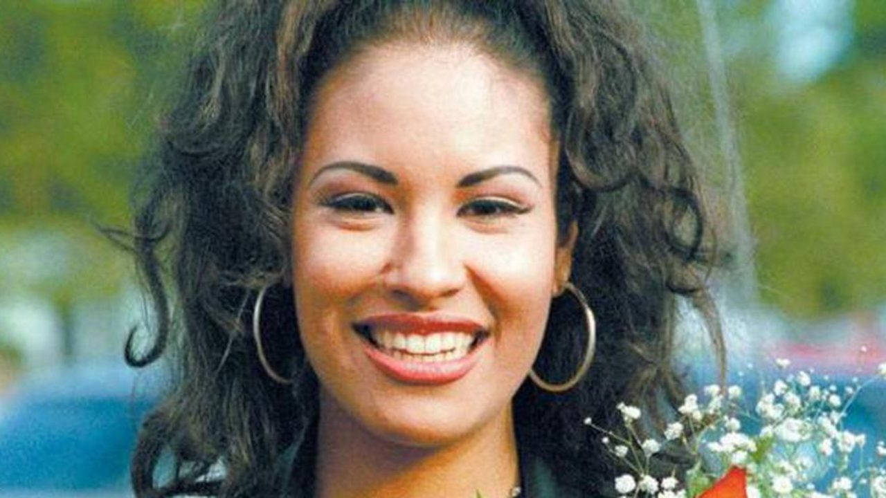 Caption: Selena Quintanilla – Tejano Music Legend Wallpaper