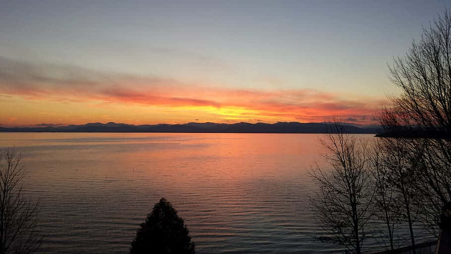 Matahari Terbit Yang Tenang Di Atas Danau Champlain, Burlington Wallpaper