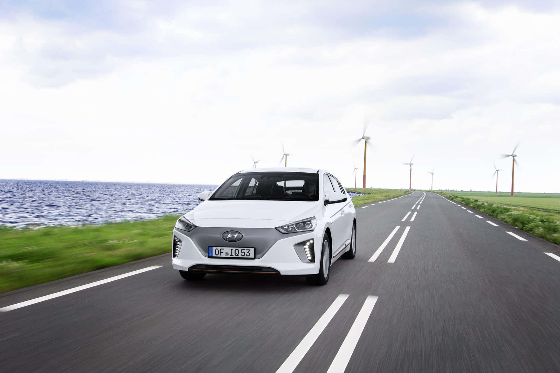 Kuvateksti: Tyylikäs 2022 Hyundai Ioniq Hybridiauto Taustakuva