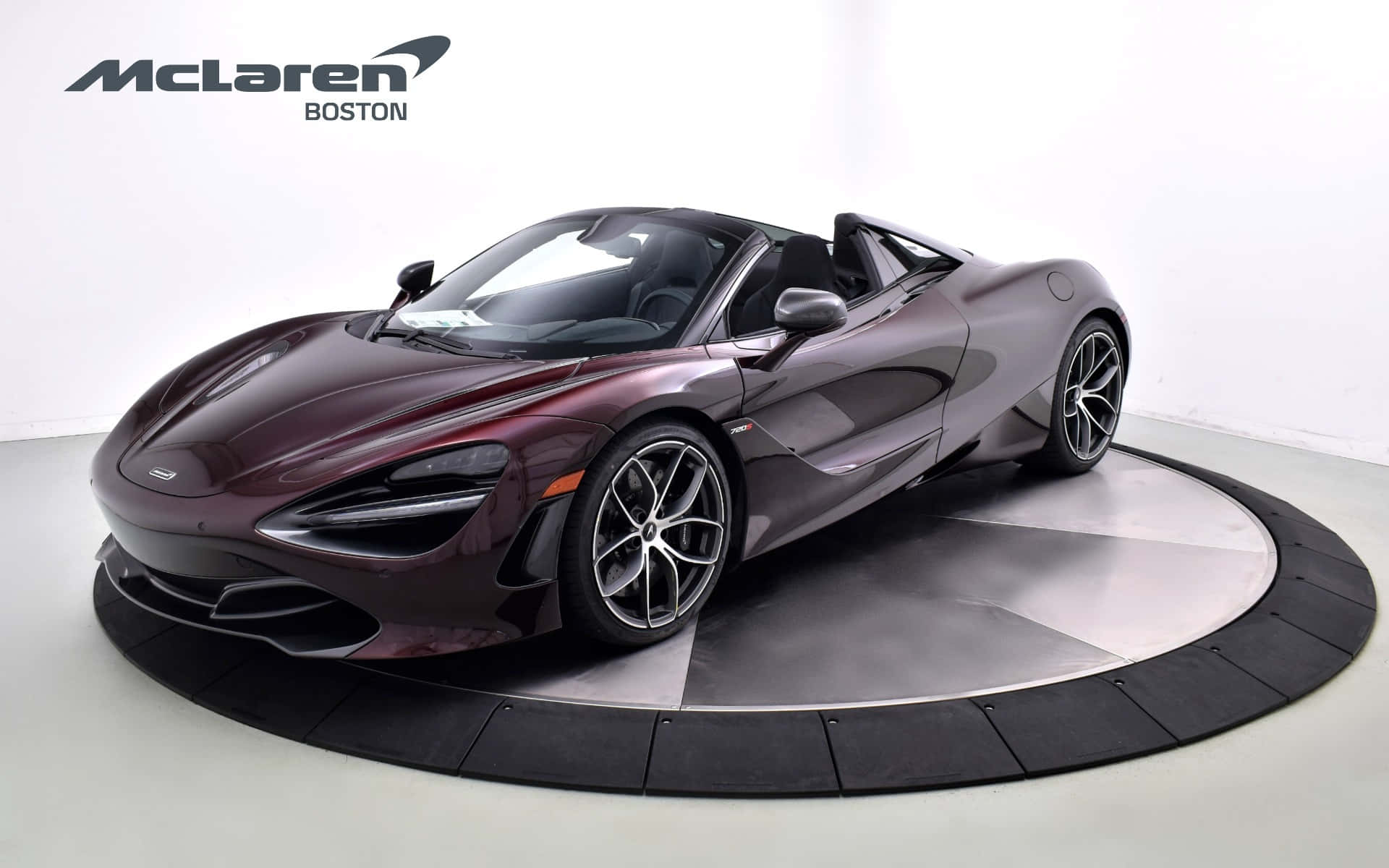 Bildetekst: Slank Og Kraftig Mclaren 720s Spider I Villmarken. Bakgrunnsbildet