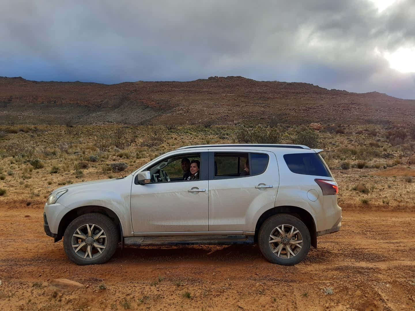 Sleek And Rugged Isuzu Mu-x Erobrer Åpen Vei Bakgrunnsbildet