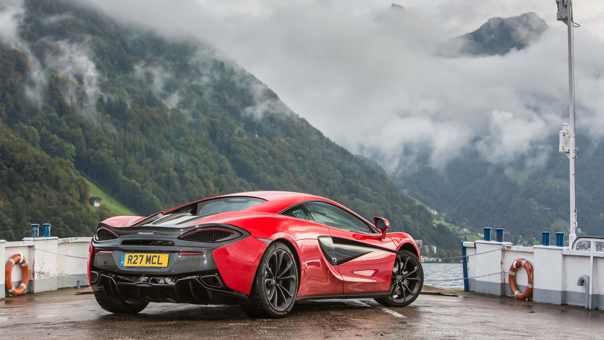 Bijschrift: Slanke Mclaren 540c Die Zijn Elegantie Op De Open Weg Toont Achtergrond