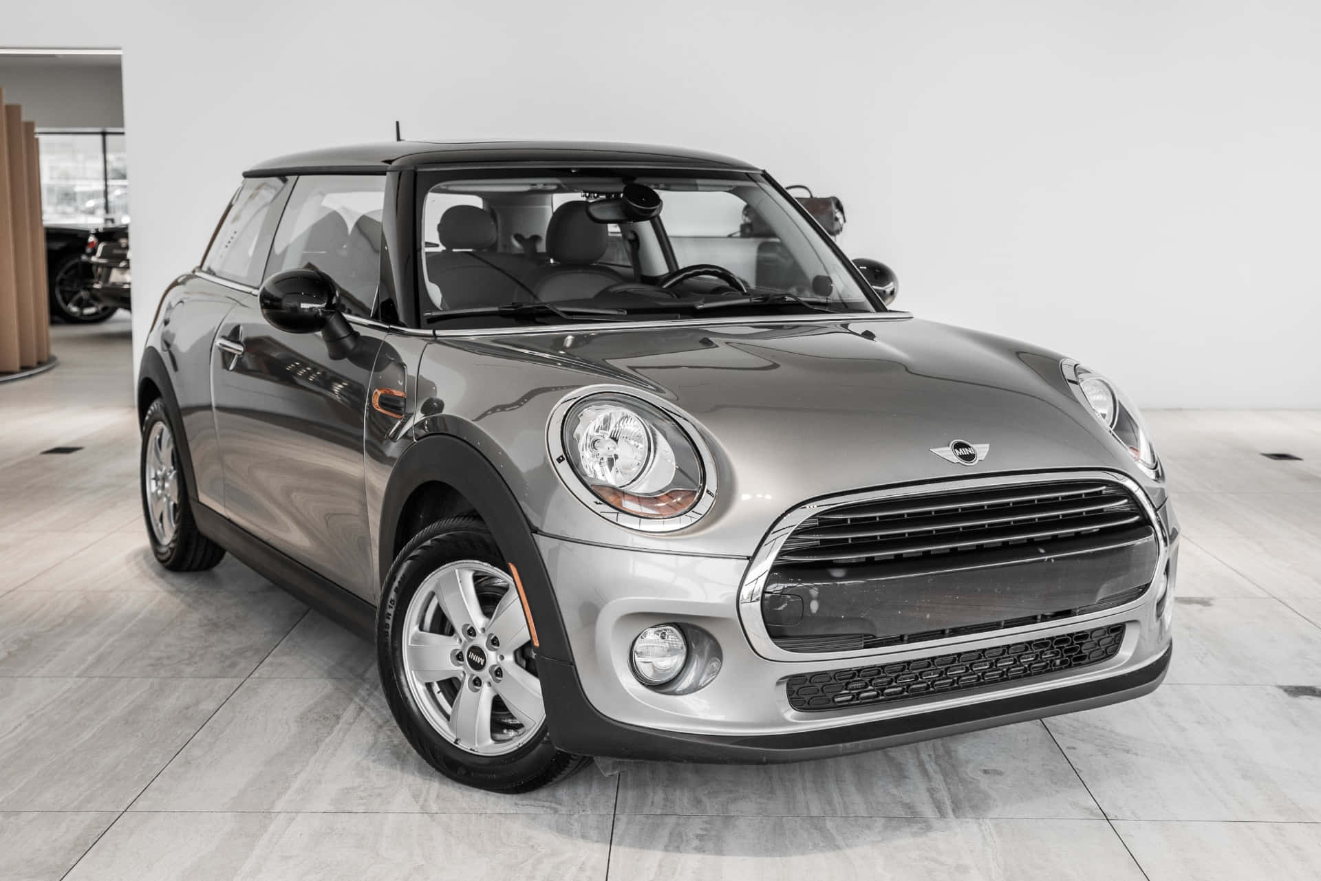 Bijschrift: Strakke Mini Cooper Hardtop 2 Deurs Geparkeerd Aan De Kust Achtergrond