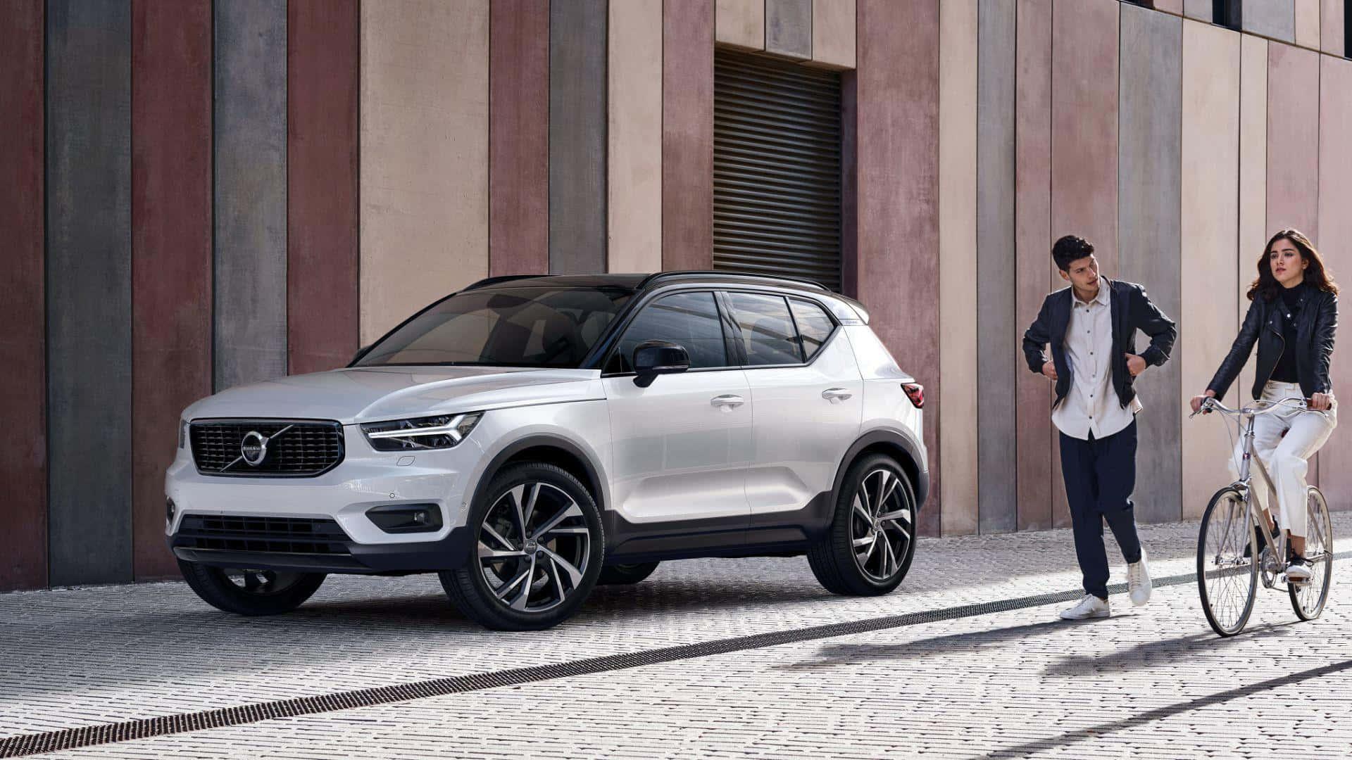Caption: "sleek Silver Volvo Xc40 Perfectly Captured On A Sunny Day" Wallpaper