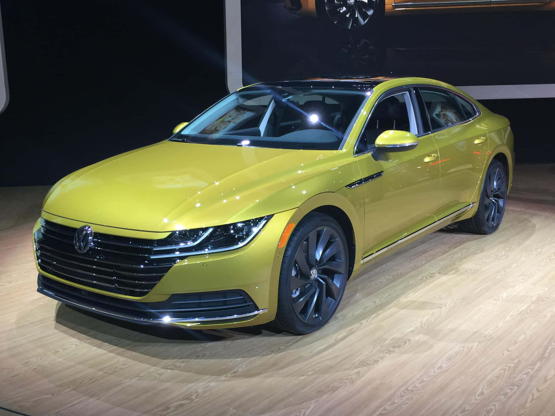 Overskrift: Elegant Volkswagen Arteon Glir På Motorveien Bakgrunnsbildet