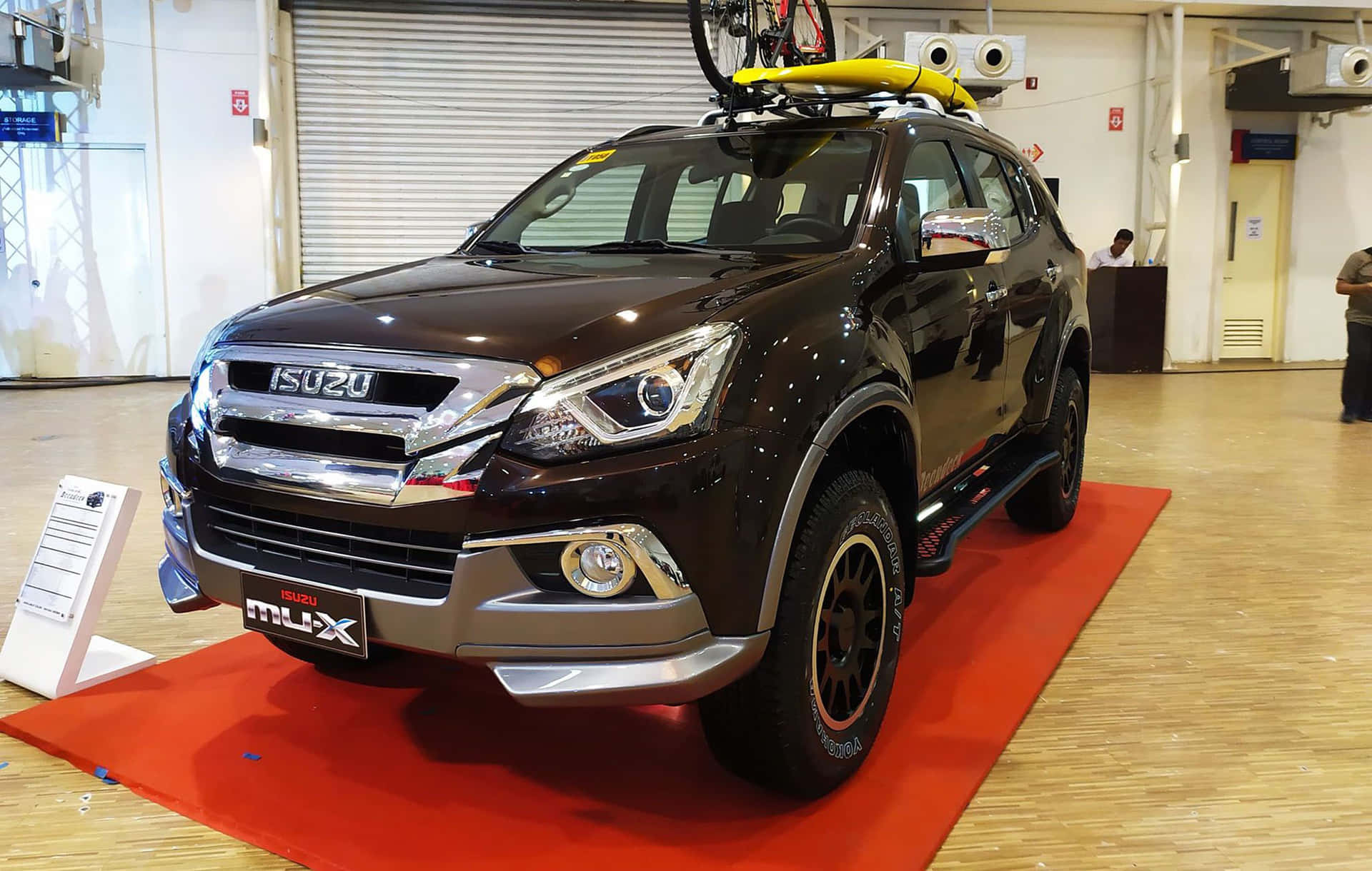 Fangende Isuzu Mu-x Off-road Suv I Aksjon Bakgrunnsbildet