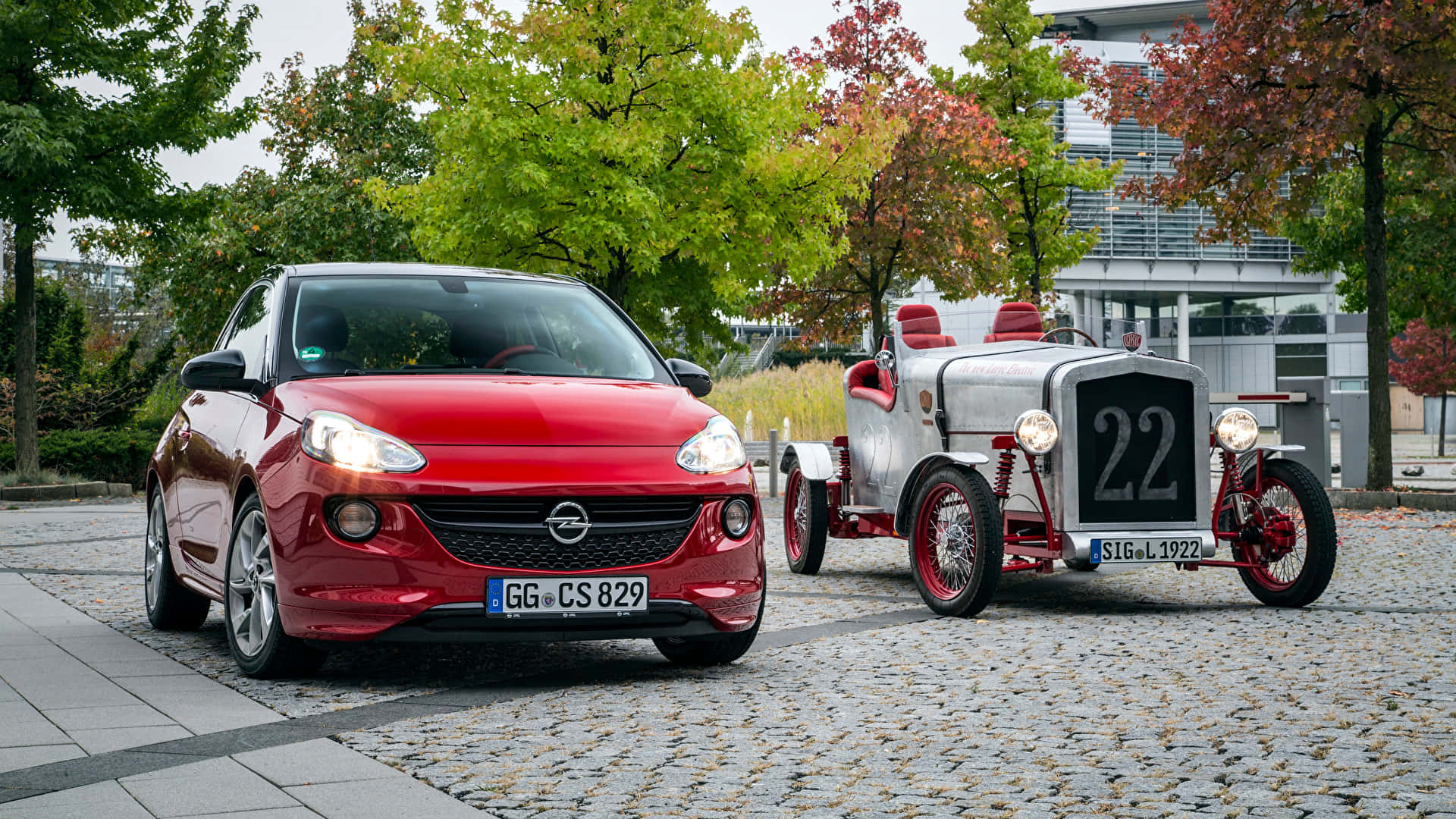 Overskrift: Stilfull Opel Adam I Livlig By Bakgrunnsbildet