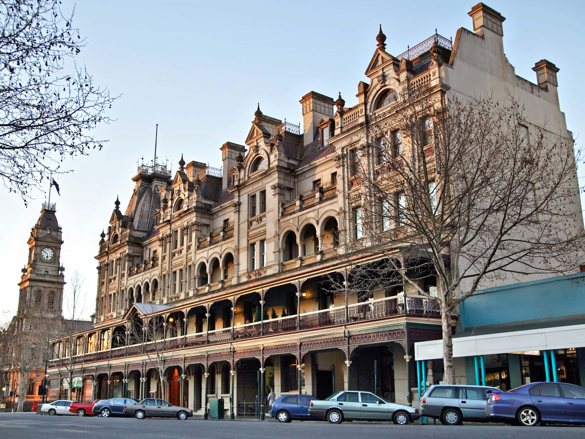 Bijschrift: Zon Die Ondergaat Achter De Historische Marina Van Bendigo, Australië Achtergrond