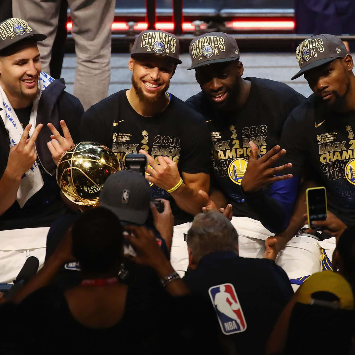 Bijschrift: Triomf Van Ware Kampioenen - De Nba Kampioenen Vieren Overwinning Achtergrond