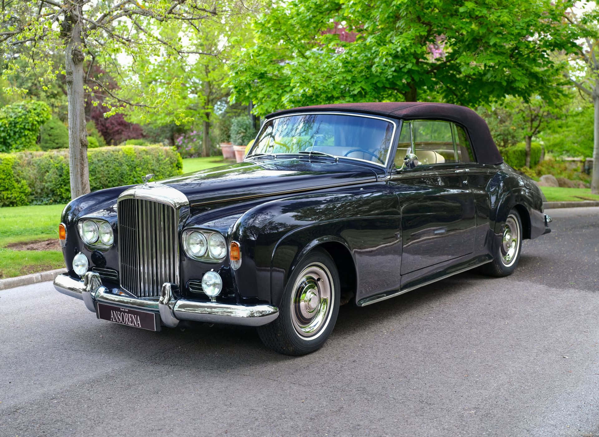 Keterangan: Elegansi Vintage - Bentley S3 Dalam Kondisi Sempurna Wallpaper