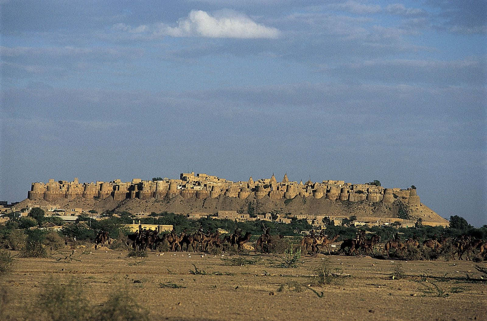 Captionmajestuoso Fuerte De Rajasthan Bajo Un Horizonte Surrealista