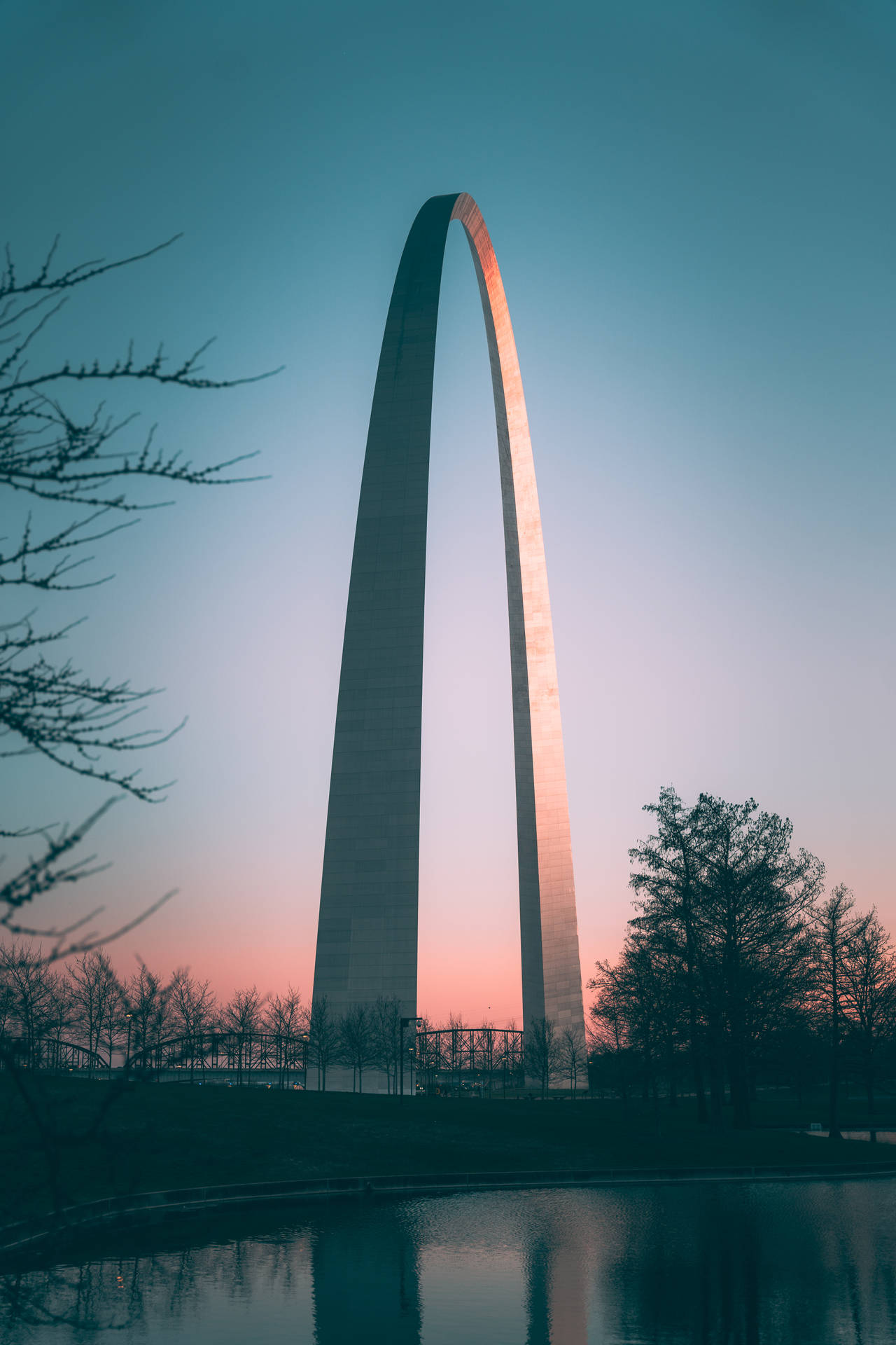 Captivating View Of The St. Louis Arch At Sunset Wallpaper