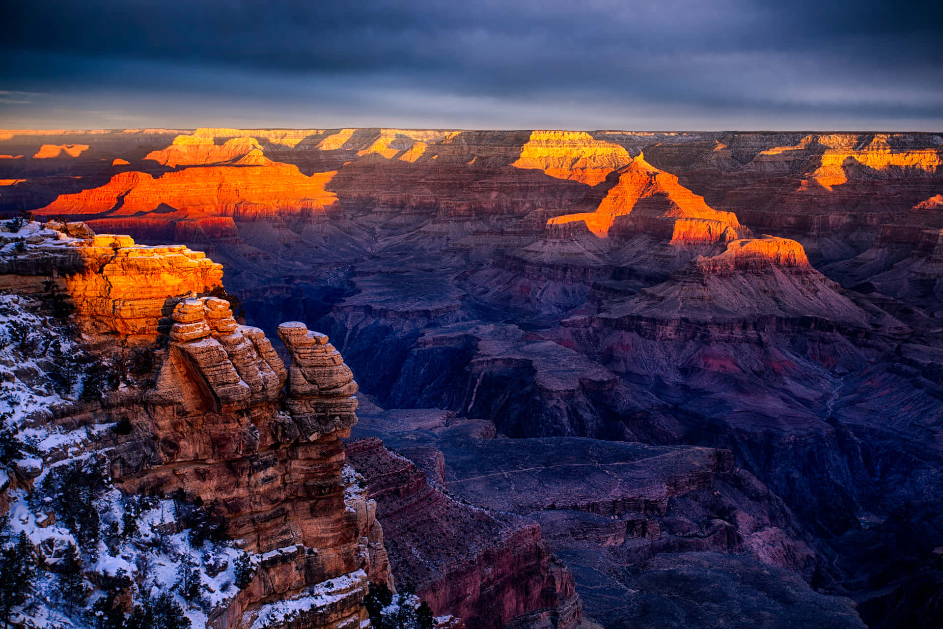 Captivating Vista Of The Grand Canyon National Park Wallpaper