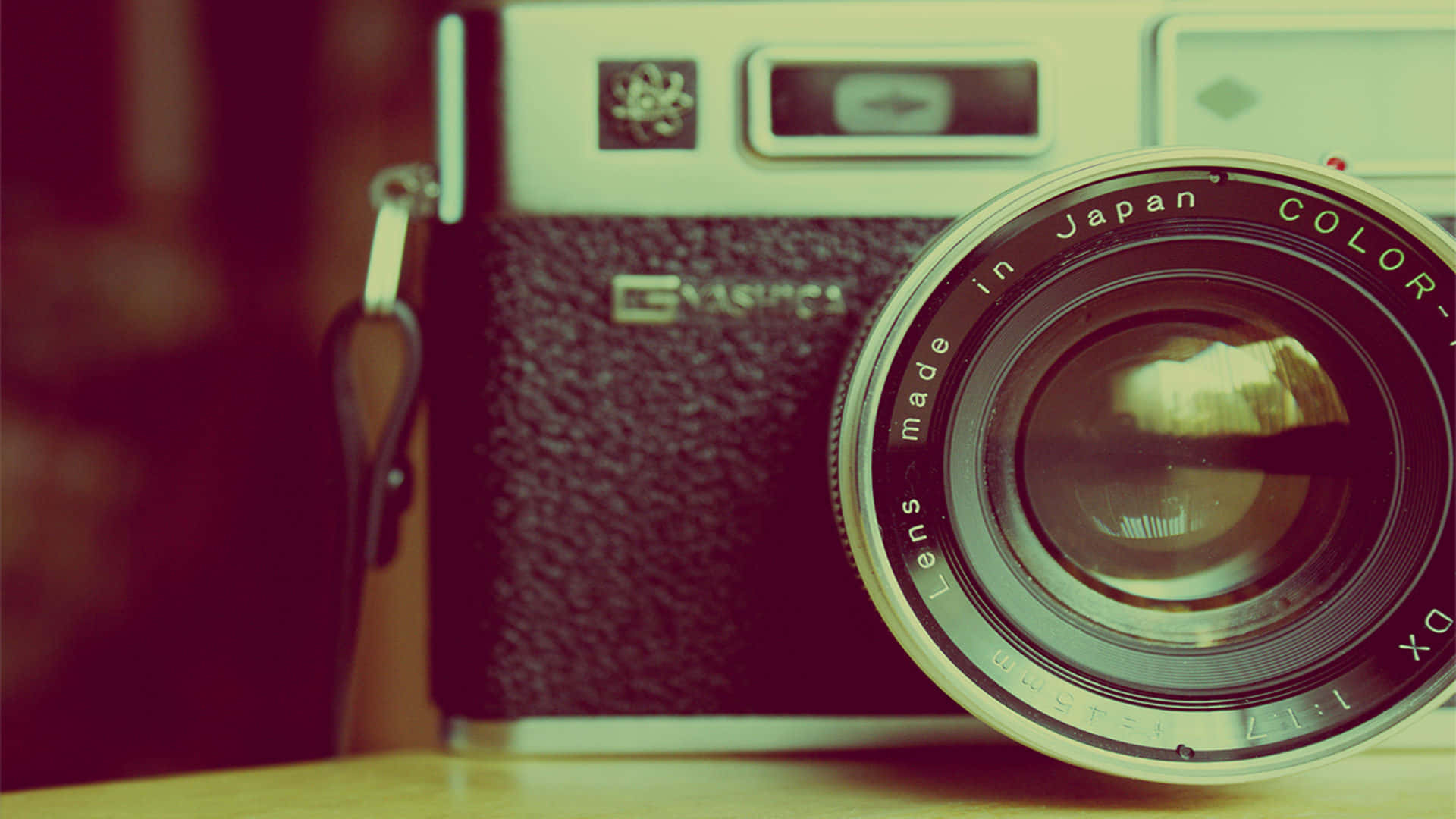 "capturing Time: A Vintage Camera’s View" Wallpaper