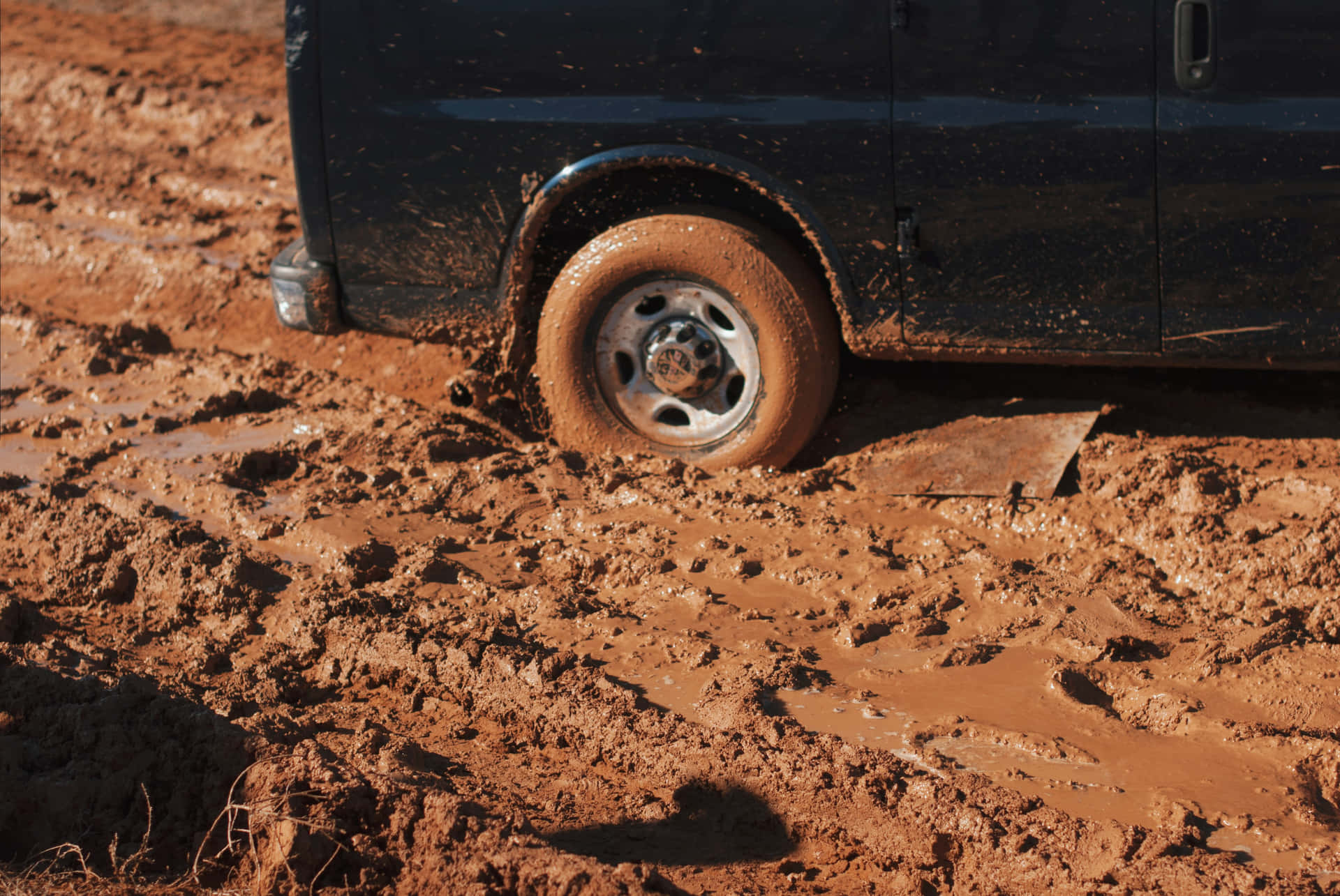 Car Stranded In Muddy Ground Wallpaper