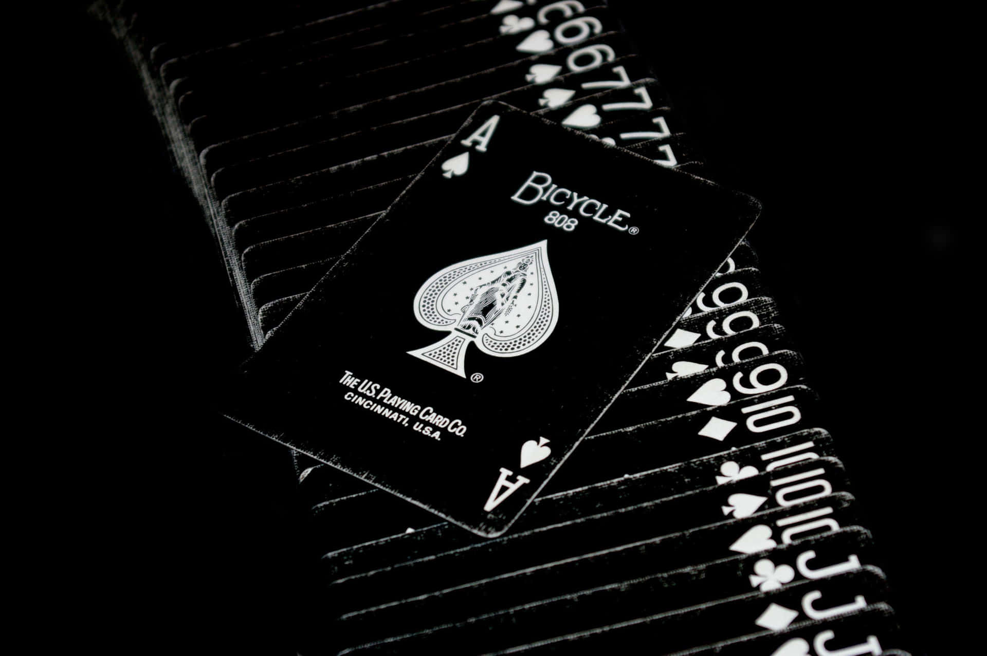 Dospersonas Jugando Al Póker Con Cartas, Fichas Y Bebidas En Una Mesa De Madera. Fondo de pantalla