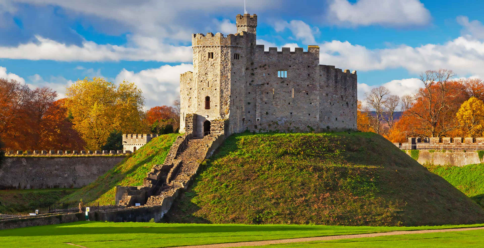 Cardiff Castle Autumn Scenery Wallpaper