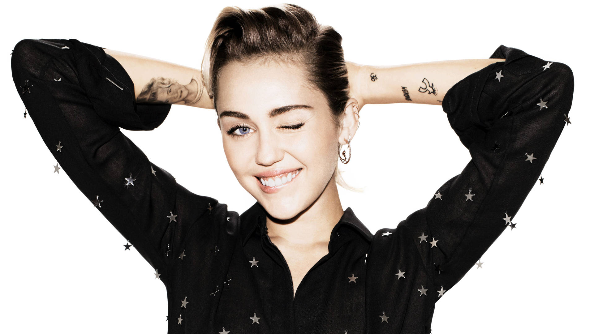 Miley Cyrus Carries On Wallpaper