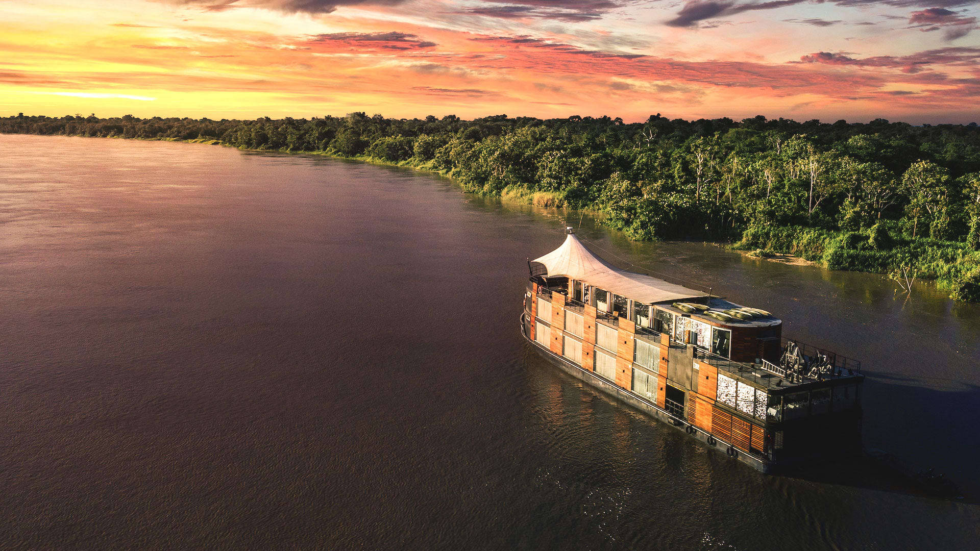 Frachtschiffim Amazonas, Brasilien Wallpaper