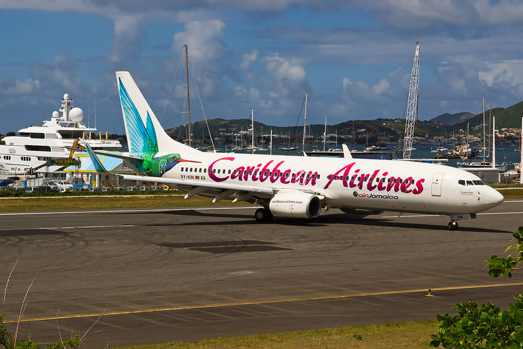 Aviónde Caribbean Airlines Desviándose En La Pista Fondo de pantalla