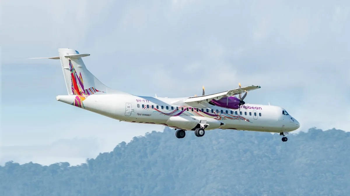 Caribiske flyselskaber, der flyver over bjerg træer. Wallpaper