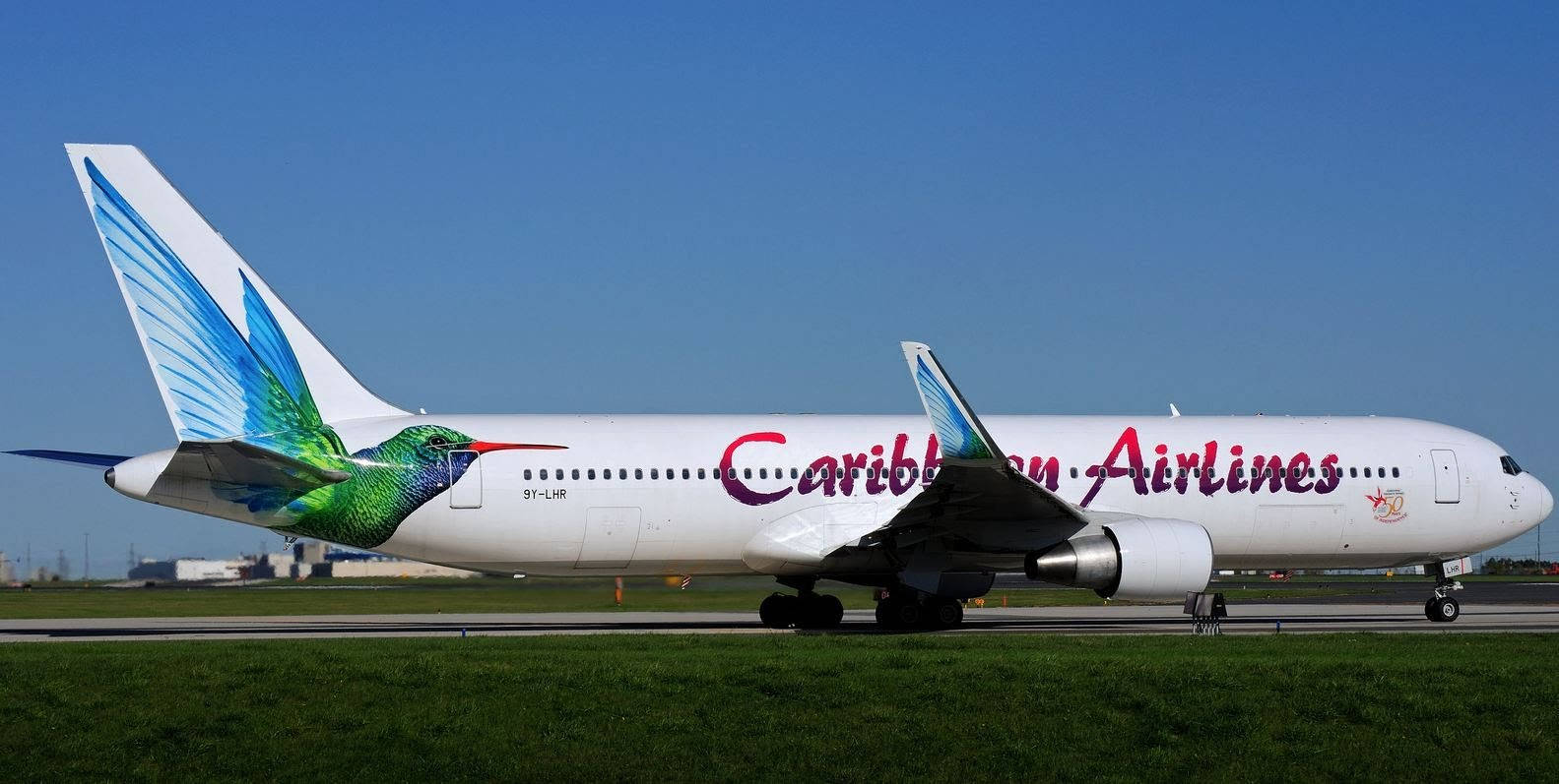 Aviónde Pasajeros Estacionado De Caribbean Airlines Fondo de pantalla