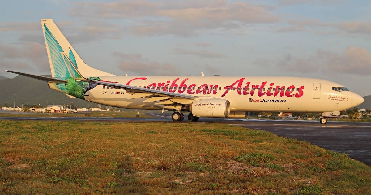 Aviónde Caribbean Airlines En La Pista De Césped Fondo de pantalla