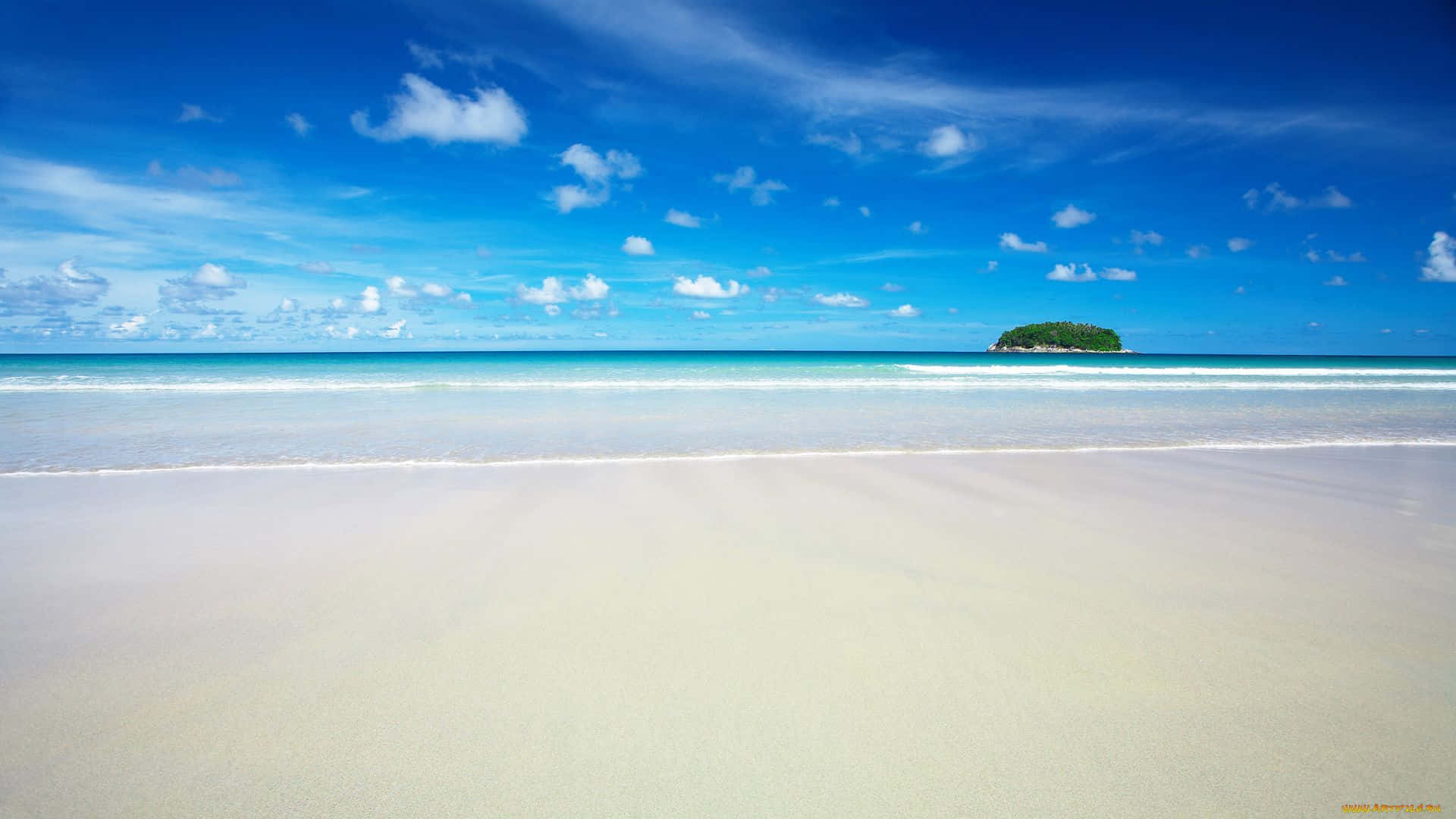 En hvid sandstrand med en blå himmel og grønt hav Wallpaper