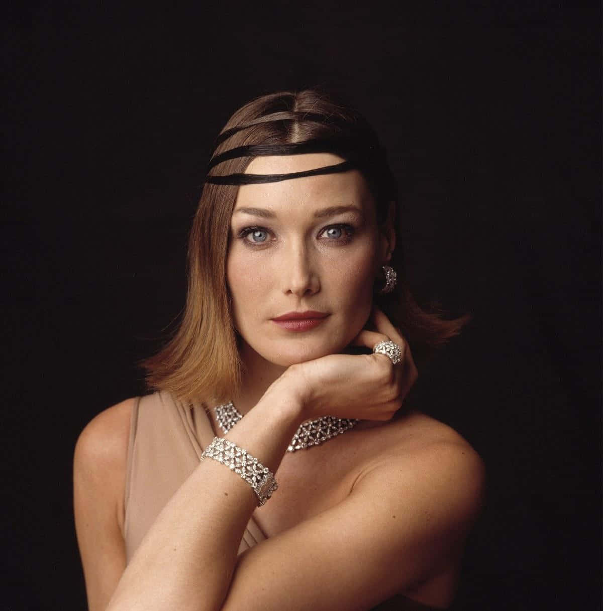 Carla Bruni Berpose Elegan Di Tengah Penampilan Wallpaper