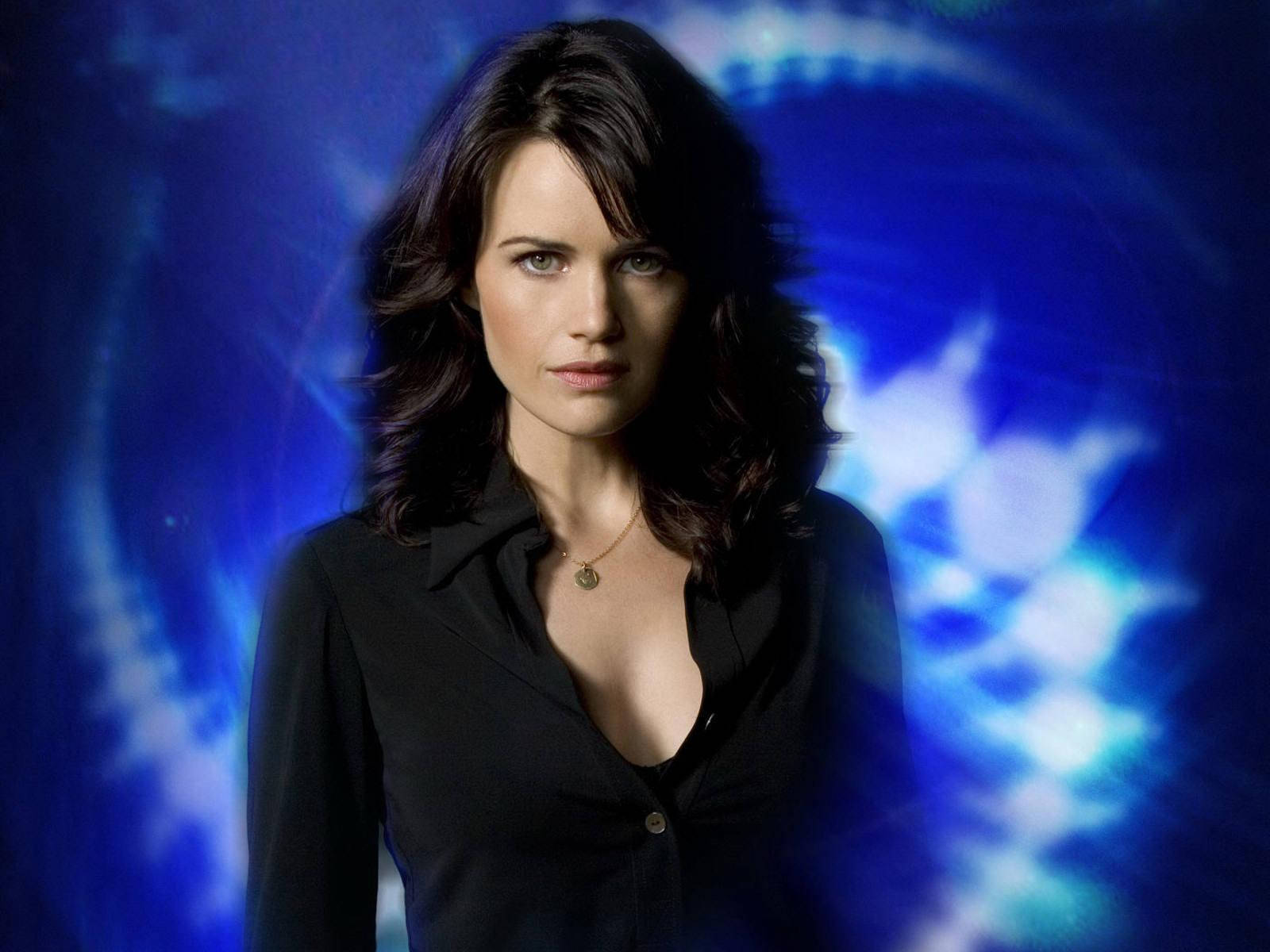 Carla Gugino In Blue Abstract Wall Wallpaper