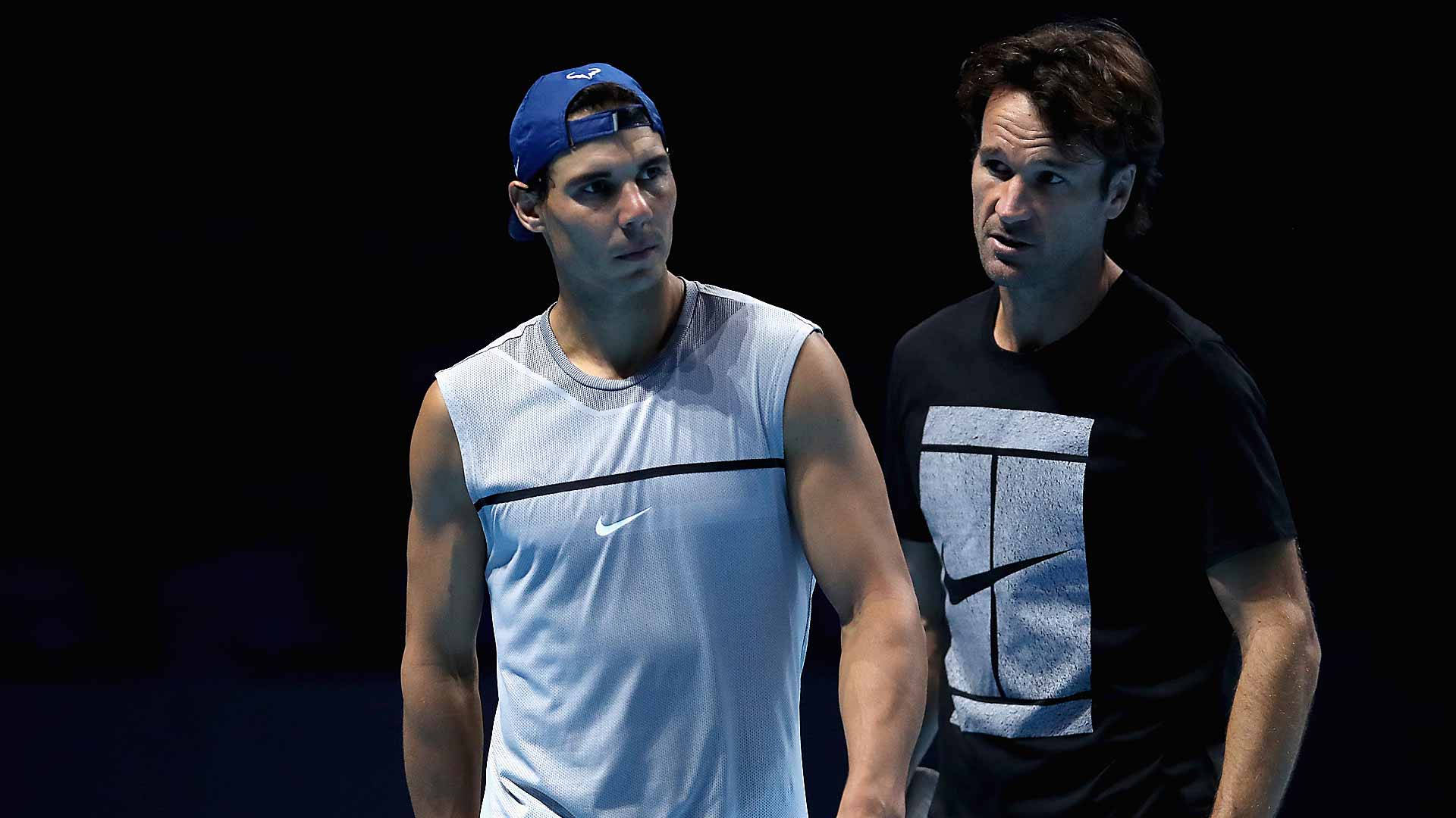 Carlos Moya og Rafael Nadal side om side på tennisbanen tapet Wallpaper
